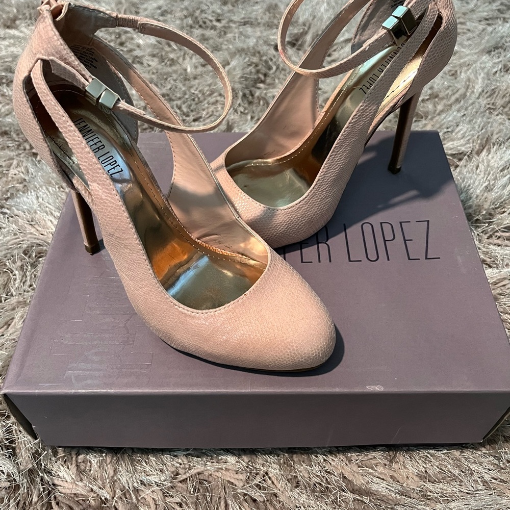 Jennifer Lopez heel